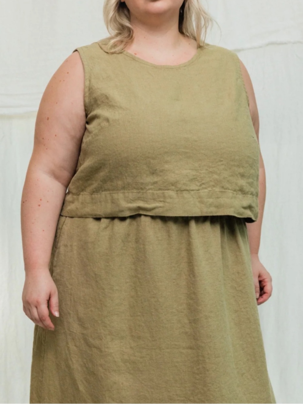 Elizabeth Suzanne Petra Crop in Olive Linen